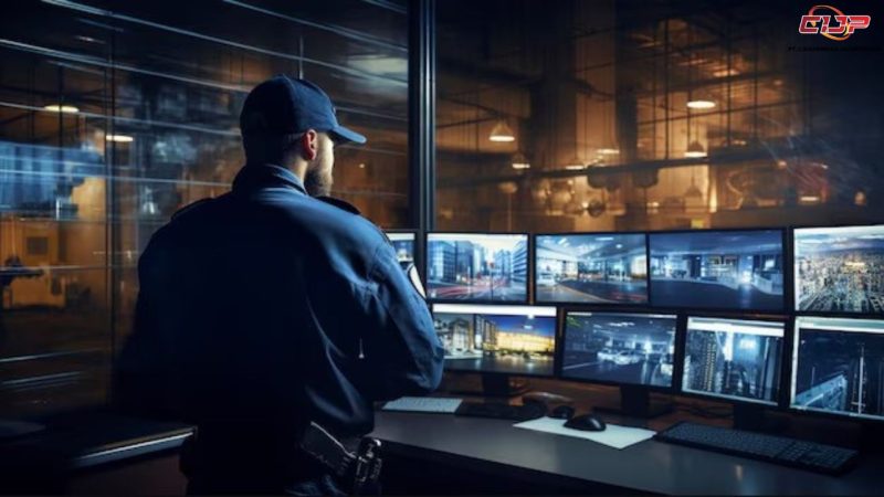 perbandingan pemantauan cctv dengan petugas keamanan